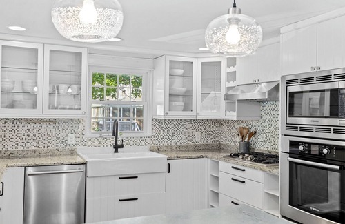 Scituate Casa | Beach Cottage in Scituate with Hot Tub! 6-minute walk to Egypt Beach.