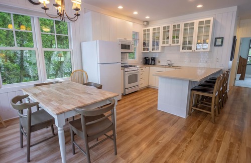Michigan City Cabaña | Pasos de 3BR Beach Cottage a las orillas arenosas de Sheridan Beach del lago Michigan