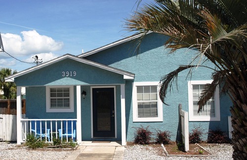 Holiday Beach Cabaña | Beach Cottage - walk to Gulf - Sleeps up to 8