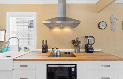 Kure Beach Cabaña | Beach Cottage w/ Private Home Gym & E-Bikes. Easy Walk to Beach & Pier