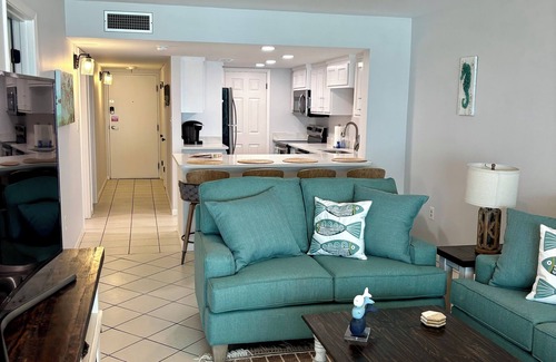 Gulf Shores Condominio | Beach Front, Balcony access from den and master, Spacious living, fully equipped