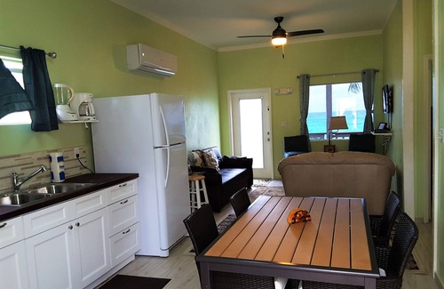 Alice Town Casa | FRENTE A LA PLAYA. LOCAL CENTRAL. VISTA IMPRESIONANTE. CABLE. WI-FI GRATIS. BBQ*GENERADOR*