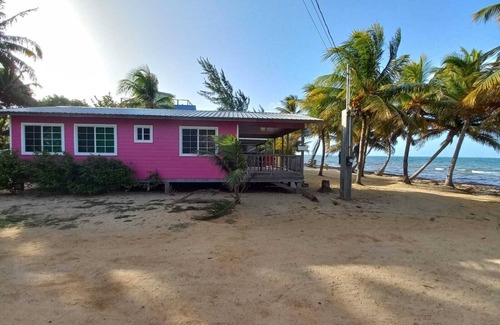 Hopkins Cabina | Beach Front! Cobia Beach Guest House "Hot Pink Family Cabin"