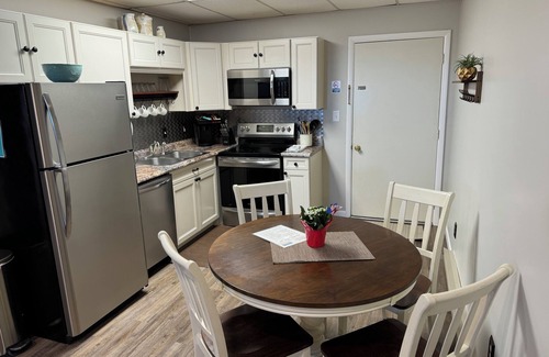 Lewes Condominio | Beach Front condo. Private parking. Steps to the beach.
