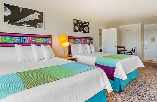 St. Pete Beach Complejo | Beach front condo just steps away from the beach.