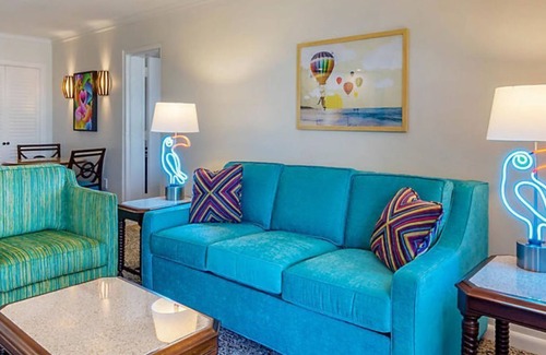 St. Pete Beach Complejo | Beach front condo just steps away from the beach.