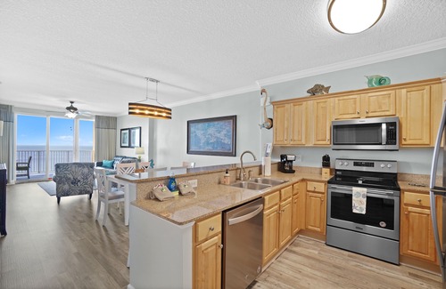 West Panama City Beach Condominio | Tropic Winds Luxury Beach Front Condominio! Capacidad para 6 personas, servicio de playa, Wi-Fi!