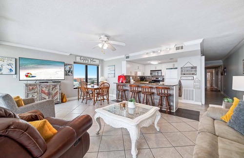 Gulf Shores Condominio | BEACH FRONT, FAMILY FRIENDLY, WALK TO THE HANGOUT!