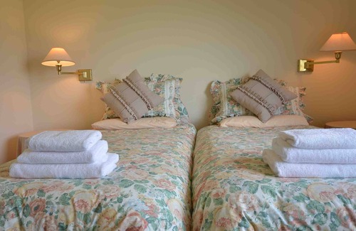 Lamlash Casa | Beach Front House in Lamlash, with Heated Pool