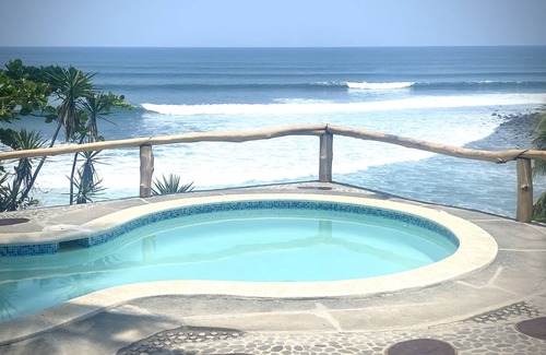 Chiltiupan Casa | Casa frente a la playa, Surf K59, piscina, propiedad grande y privado la playa.