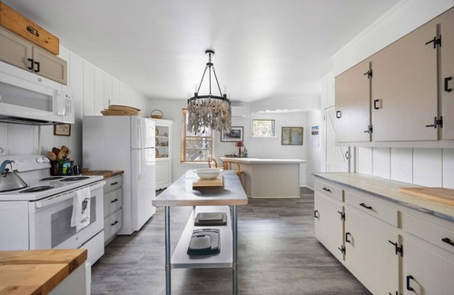 Pawleys Island Casa | Beach front on Pawleys Island, Two Screened Porches, Dog Friendly