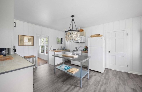Pawleys Island Casa | Beach front on Pawleys Island, Two Screened Porches, Dog Friendly