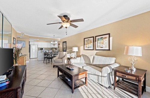 Holiday Beach Condominio | Beach Front Pet Friendly 1 Bedroom Condo! PW502