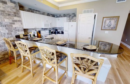 Panama City Beach Complejo | Beach Front Resort with Gulf View in Panama City Beach with all amenities!