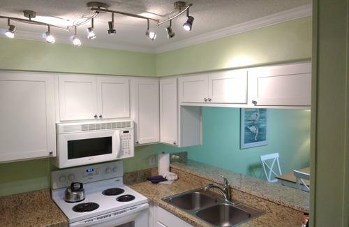 Morehead City Condominio | Resort frente a la playa con tobogán acuático de 150 ', mini golf gratuito, piscina cubierta, tenis, más