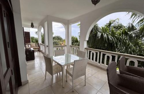 Galu Beach Apartamento | Beach Front Spacious Apartment with Oceanview - Lantana Galu Beach Apartment