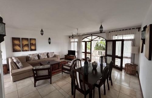 Galu Beach Apartamento | Beach Front Spacious Apartment with Oceanview - Lantana Galu Beach Apartment