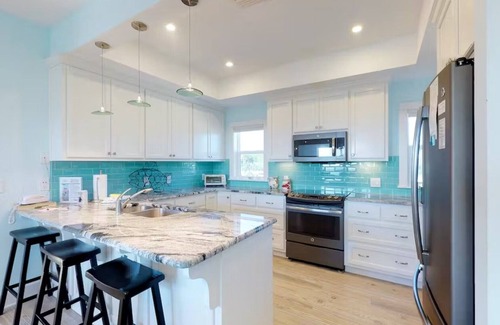 East End Casa | Beach Front Views, Private Pool, Private Mini-Putting Green, Free Beach Gear!