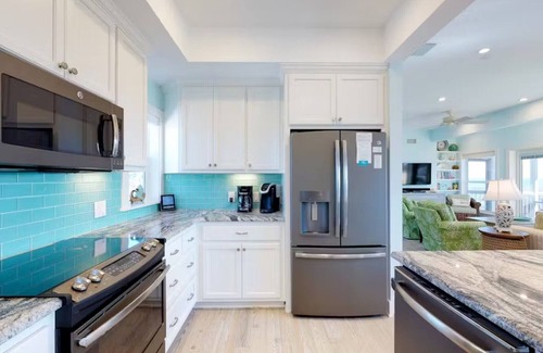 East End Casa | Beach Front Views, Private Pool, Private Mini-Putting Green, Free Beach Gear!