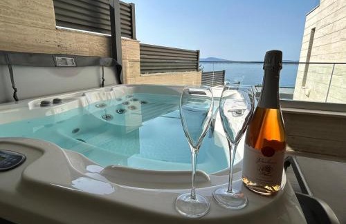 Selce Apartamento | BEACH FRONT VILLA FRAN - DELUXE SEA VIEW SUITE with private jacuzzi # 3