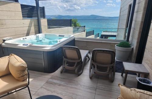 Selce Apartamento | BEACH FRONT VILLA FRAN - DELUXE SEA VIEW SUITE with private jacuzzi # 3