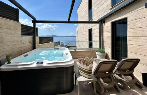 Selce Apartamento | BEACH FRONT VILLA FRAN - DELUXE SEA VIEW SUITE with private jacuzzi # 3