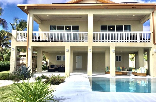 High Rock Villa | Beach front with Pool. Charming 4 bdrm Villa with AC / Patios &Blue Green Ocean