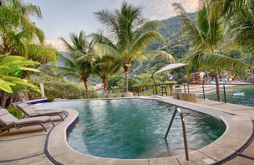 Boca de Tomatlan Villa | Villa de lujo frente a la playa que ofrece impresionantes vistas del océano, la playa y el bosque