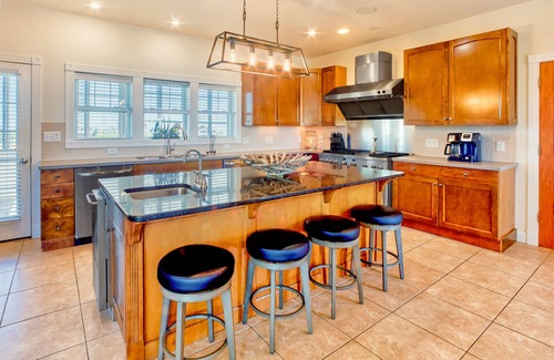 Waves Casa | Beach home overlooking the ocean with pool, hot tub, sauna, & balcony