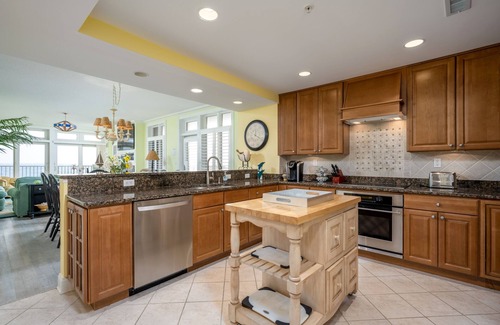 North Ocean City Condominio | Beach House 101 is a beautiful, first floor Oceanfront condo located on 142nd st