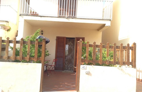 Posada Apartamento | casa de playa de 800 metros de la playa en el pueblo medieval, Familia
