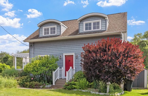 Snug Harbor Casa | Beach House Near East Matunuck State Beach