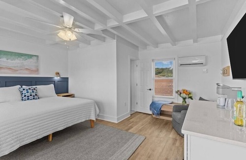Yaupon Beach Hotel | Beach House OKI - Premium King Room in hotel on Oak Island, North Carolina