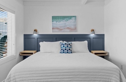 Yaupon Beach Hotel | Beach House OKI - Premium King Room in hotel on Oak Island, North Carolina