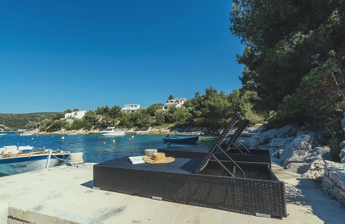 Veliki Drvenik Villa | CASA DE PLAYA EN ISLA, PISCINA CLIMATIZADA, PLAYA PRIVADA, CONDADO DIVIDIDO