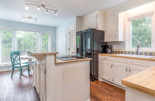Isle of Palms Casa | ¡MÁS NUEVO AL MERCADO! Renovado Beach House Pet Friendly Totalmente cercado