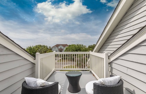 Isle of Palms Casa | ¡MÁS NUEVO AL MERCADO! Renovado Beach House Pet Friendly Totalmente cercado