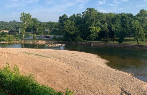 Pineville Cabina | Beach house-style cabin on the Elk River in Pineville, Missouri