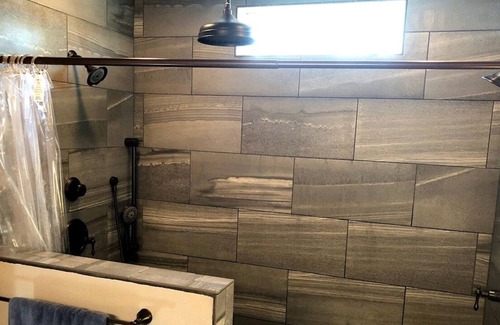 Pineville Cabina | Beach house-style cabin on the Elk River in Pineville, Missouri