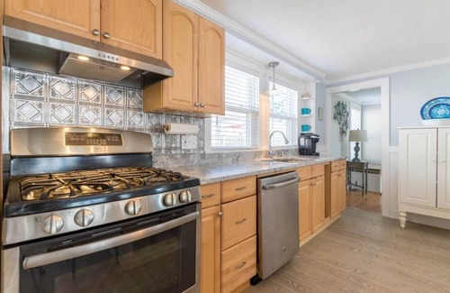 Hampton Casa | Beach House, Walking distance to downtown!