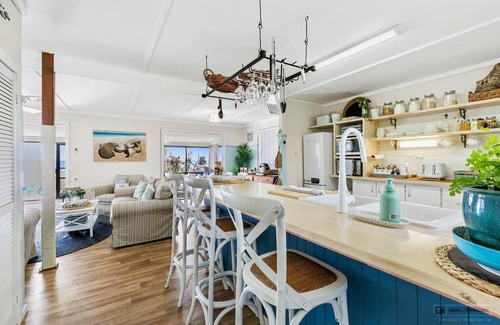 Brisbane Waterfront Casa | Beach Hut!