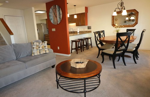 Northeast Virginia Beach Casa | Playa está al otro lado de la calle - 3BR, 3. 5 BA Contemporáneo Condo!
