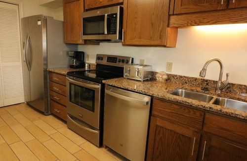 Northeast Virginia Beach Casa | Playa está al otro lado de la calle - 3BR, 3. 5 BA Contemporáneo Condo!