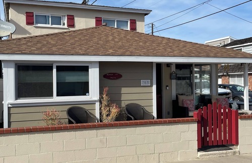 West Newport Cabaña | Beach it Here- 5 min. walk to the beach, remodeled and close to all amenities