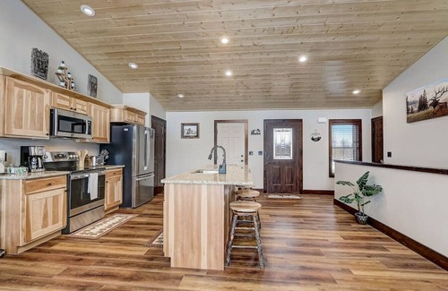 New Lisbon Casa | Beach Lake Cottage with Hot Tub