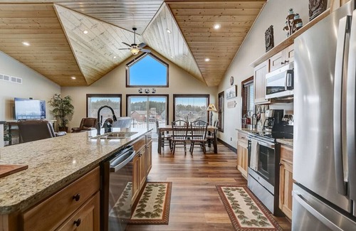 New Lisbon Casa | Beach Lake Cottage with Hot Tub