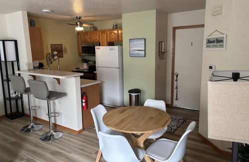 Downtown Kenosha Casa | Beach Lake Michigan King Bed Pet Friendly