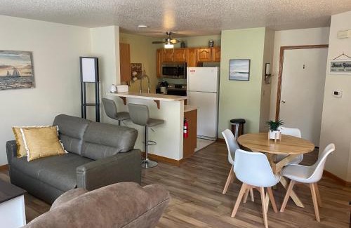 Downtown Kenosha Apartamento | Beach Lake Michigan King Bed Pet Friendly