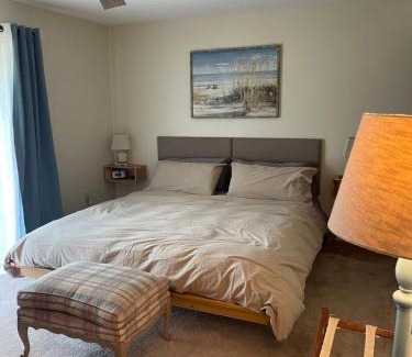 Downtown Kenosha Apartamento | Beach Lake Michigan King Bed Pet Friendly