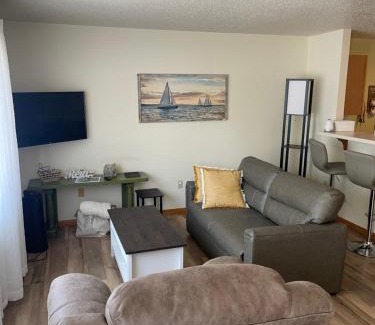 Downtown Kenosha Apartamento | Beach Lake Michigan King Bed Pet Friendly